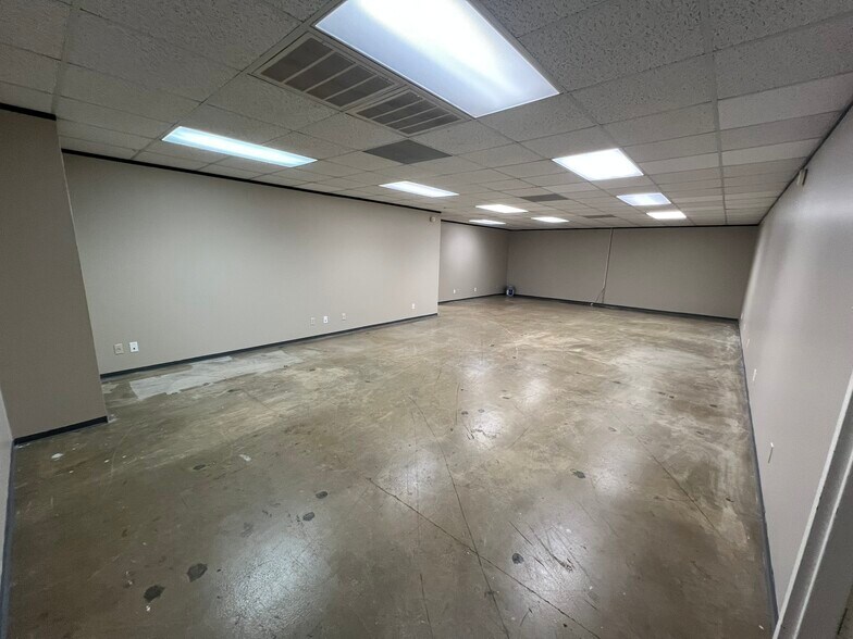 More Photos Of 9776 Whithorn Dr, Houston Showroom For Lease