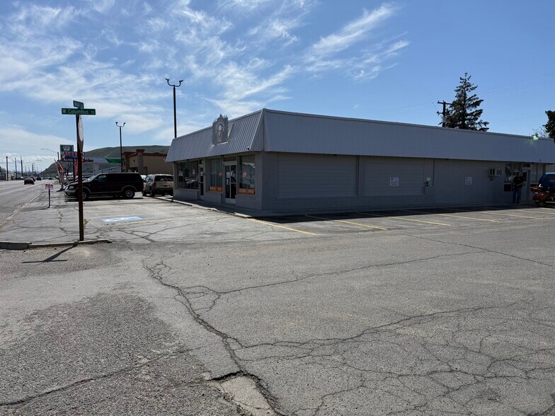 More Photos Of 3302-3304 Main St, Yakima Freestanding For Lease