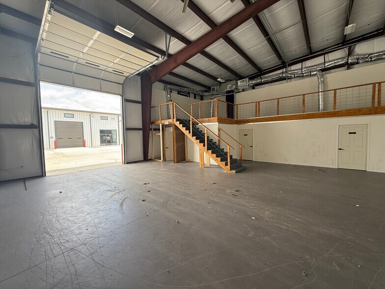 More Photos Of 13027 Harmon Rd, Fort Worth Warehouse For Lease