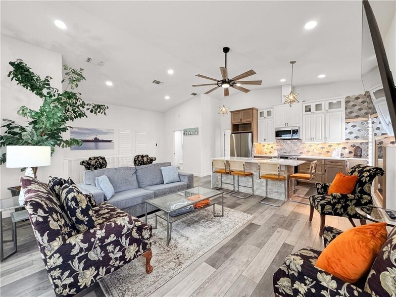 More Photos Of 1601 Ocean Dr, Corpus Christi Apartments For Sale