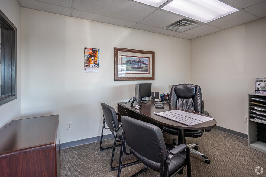 More Photos Of 905 Callahan Dr, Knoxville Auto Repair For Sale