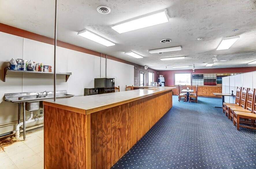 More Photos Of 20660 W Bowling Green Road, Weston Auto Repair For Lease