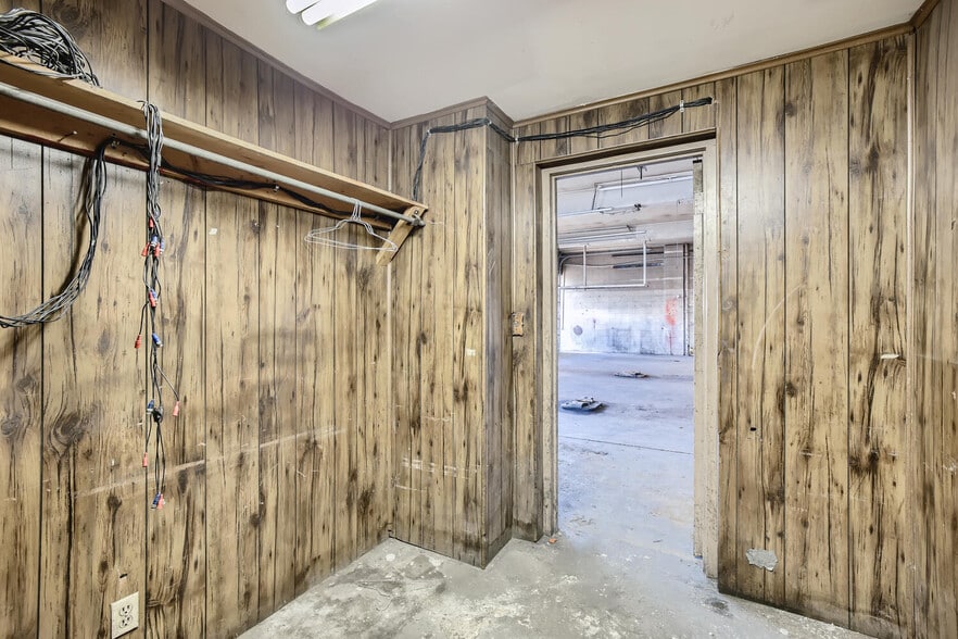 More Photos Of 404 S Circle Dr, Colorado Springs Auto Repair For Sale