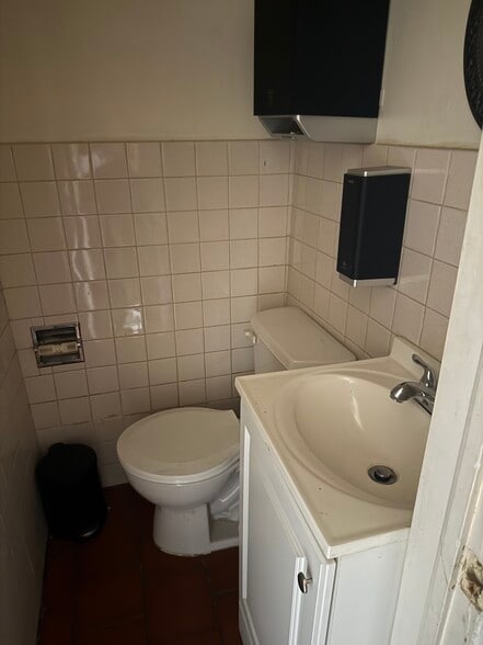 More Photos Of 6018 W Glendale Ave, Glendale General Retail For Sale