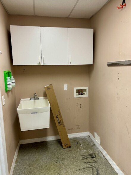 More Photos Of 45390 Green Ave, Callahan Office For Sale