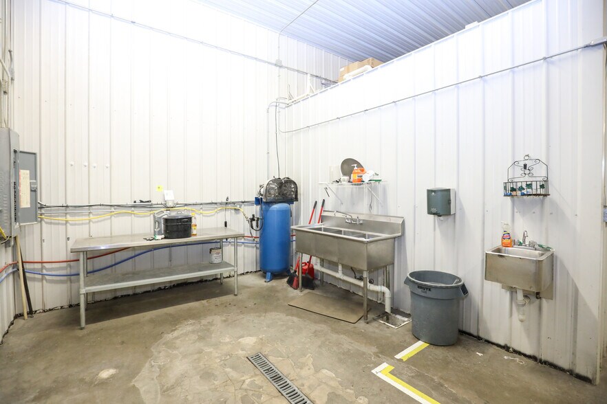 More Photos Of 1516 Ohio St, Des Moines Warehouse For Lease
