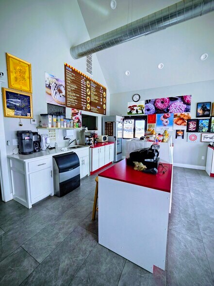 More Photos Of 711 E St, Elgin Fast Food For Lease