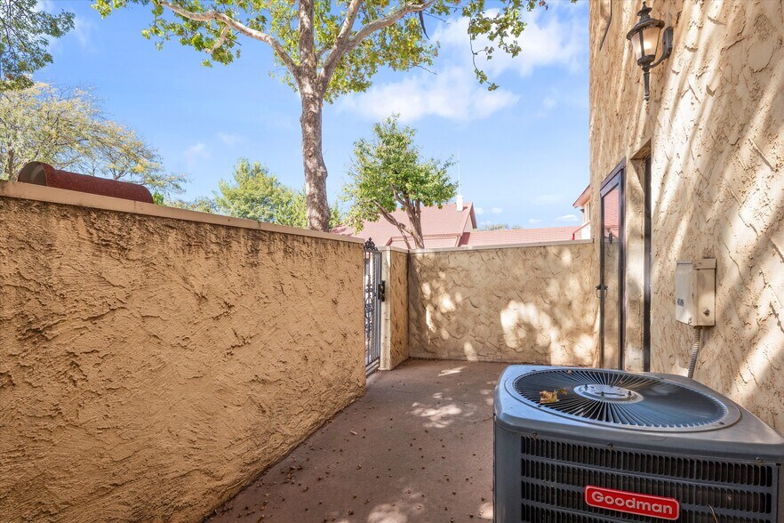 More Photos Of 8008 Slide Rd, Lubbock Office For Sale