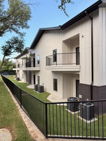 More Photos Of 2450 Wickersham Ln, Austin Apartments For Sale