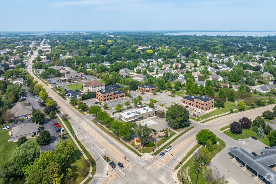 More Photos Of 1526 S Commercial St, Neenah Storefront Retail Office For Lease