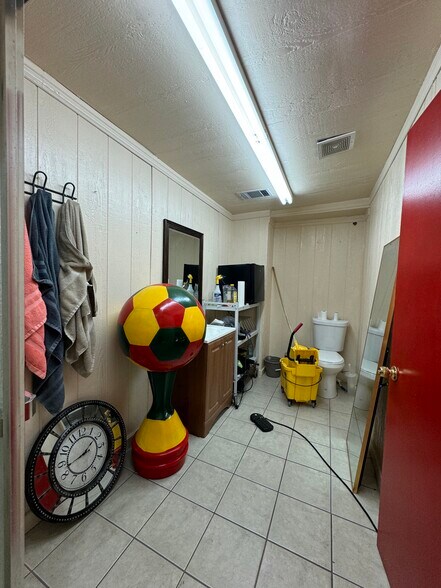 More Photos Of 250 Lavon Dr, Garland Industrial For Sale