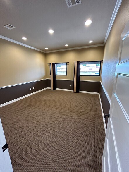 More Photos Of 231 N Twin City Hwy, Nederland Office For Sale