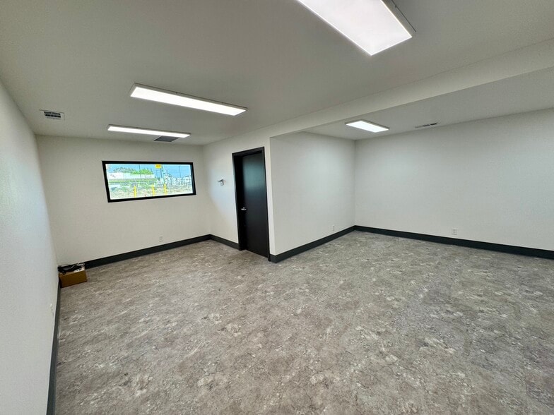 More Photos Of 4321 S Chestnut Ave, Fresno Warehouse For Lease
