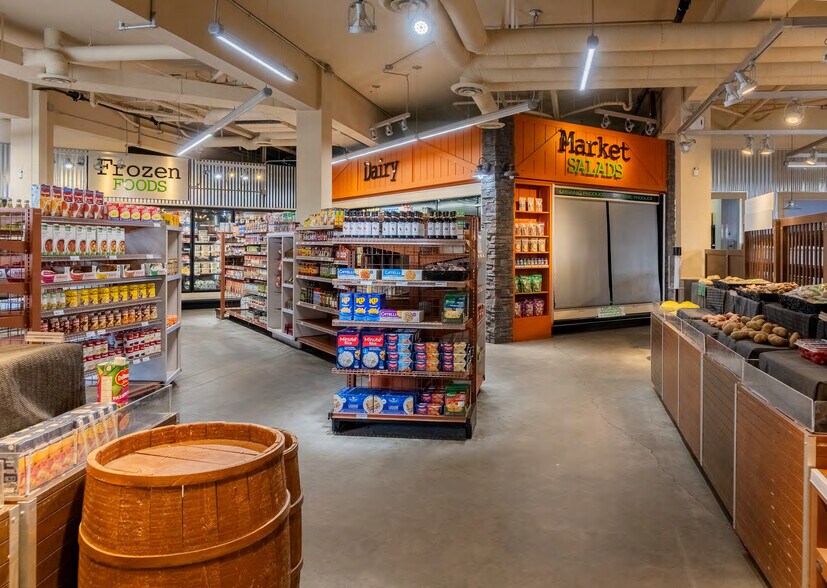 More Photos Of 7013 Thunder Bay St, Powell River General Retail For Sale