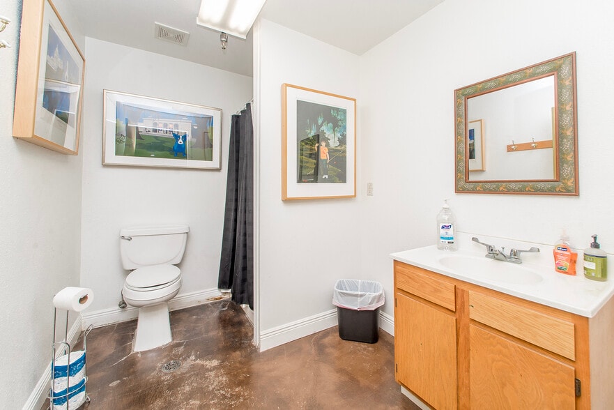 More Photos Of 747 Magazine St, New Orleans Office For Sale