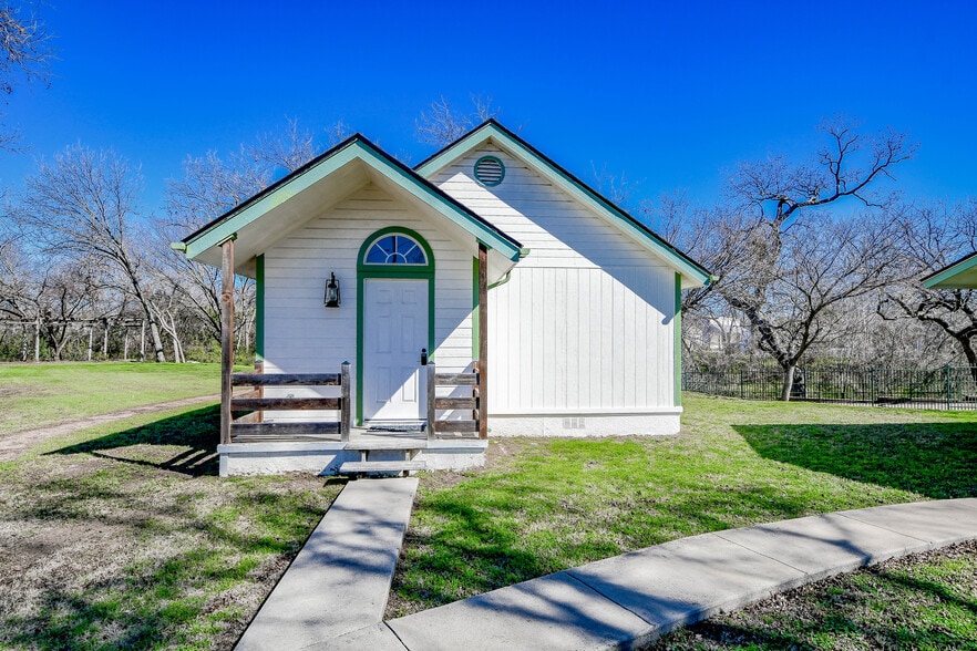 More Photos Of 512 N Travis St, Granbury Hospitality For Sale