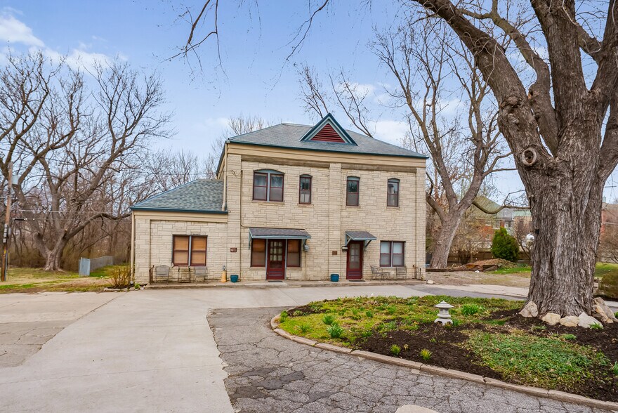 More Photos Of 809 Hall St, Saint Joseph Hospitality For Sale