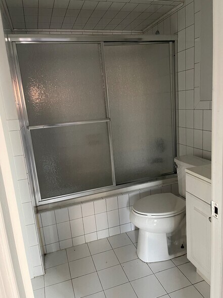 More Photos Of 17 Hilliard Ave, Edgewater Storefront Retail Residential For Lease