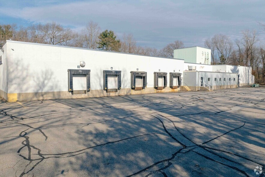 More Photos Of 33 Glen Ave, Chelmsford Warehouse For Lease