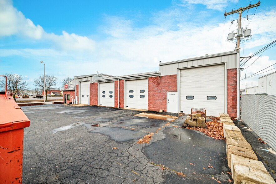 More Photos Of 1441 Central Ave, Columbus Auto Repair For Lease