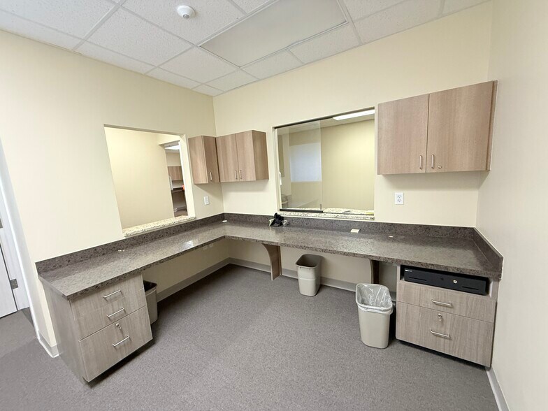 More Photos Of 110 Pond Ct, DeBary Medical For Lease