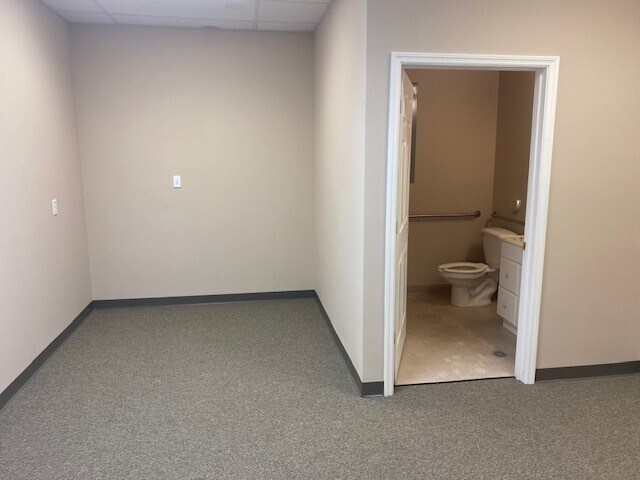 More Photos Of 239 Fox Hill Rd, Saint Charles Showroom For Lease