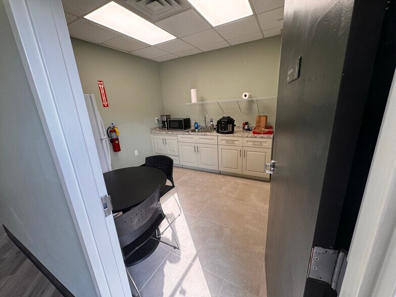 More Photos Of 7780 Tara Blvd, Jonesboro Freestanding For Sale