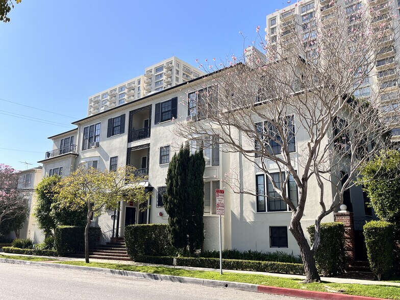 More Photos Of 401 Shirley Pl, Beverly Hills Multifamily For Sale