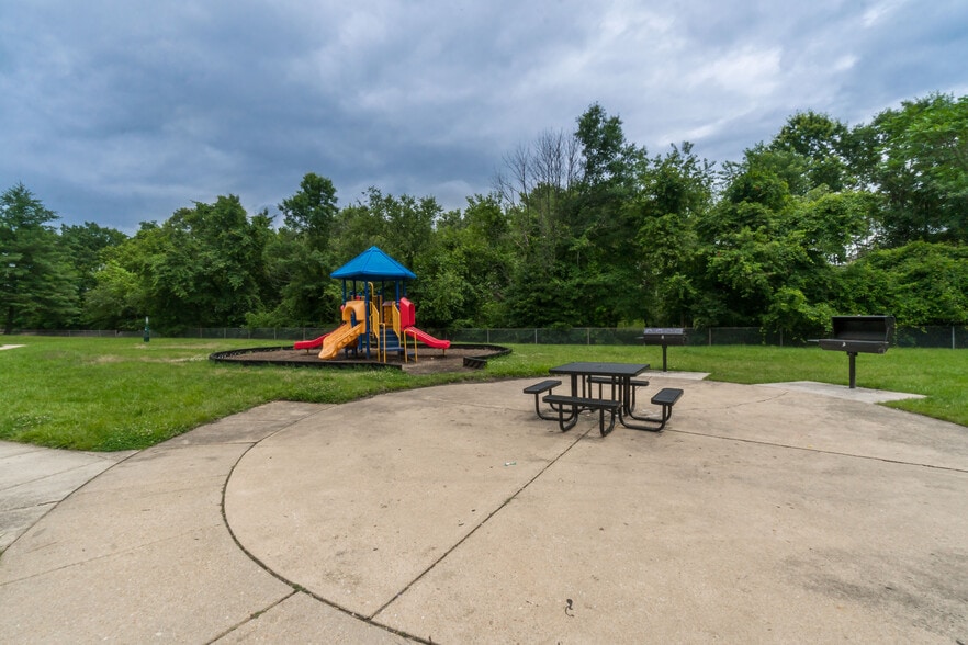More Photos Of 8340 Indian Head Hwy, Fort Washington Apartments For Sale