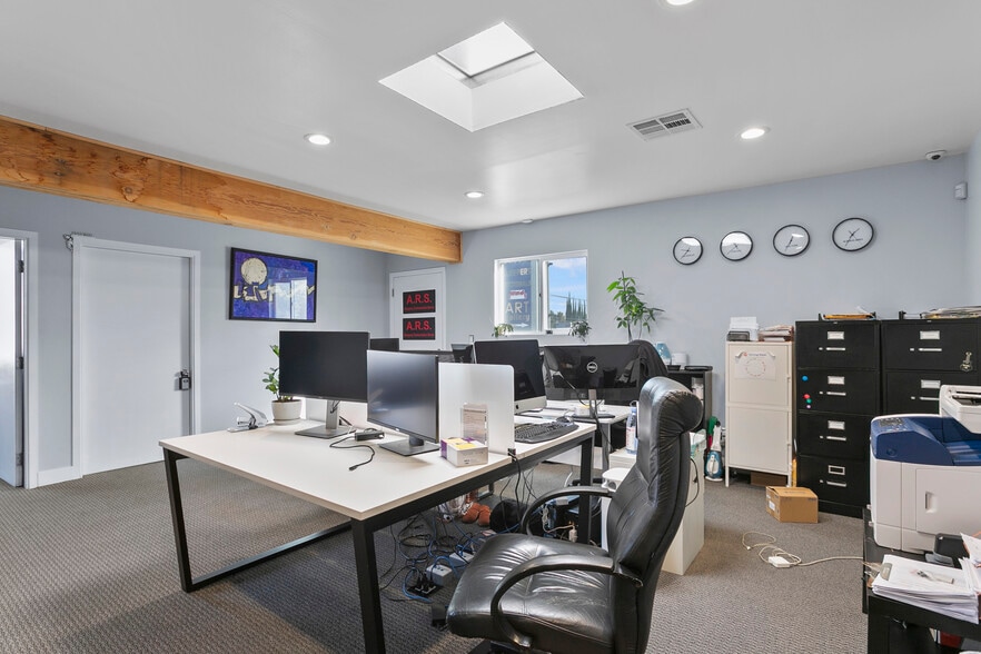 More Photos Of 22520-22522 Ventura Blvd, Woodland Hills Storefront Retail Office For Lease
