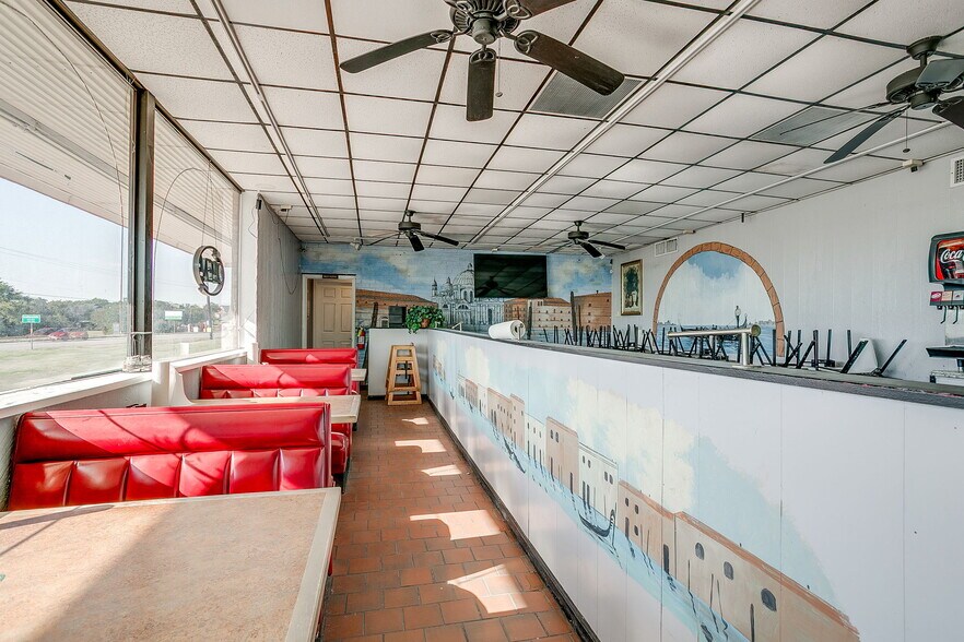 More Photos Of 8901 Jacksboro Hwy, Lakeside Restaurant For Lease