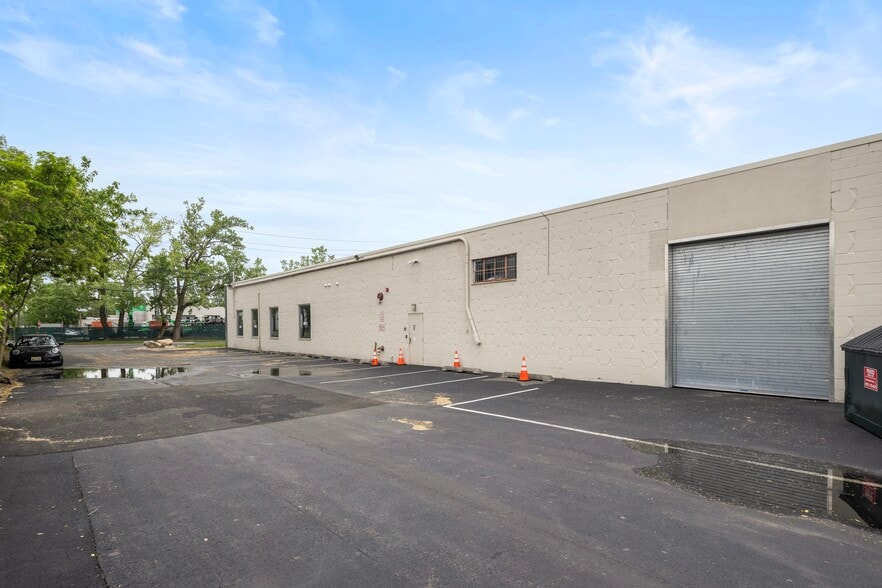 More Photos Of 178 Commerce Rd, Carlstadt Warehouse For Lease