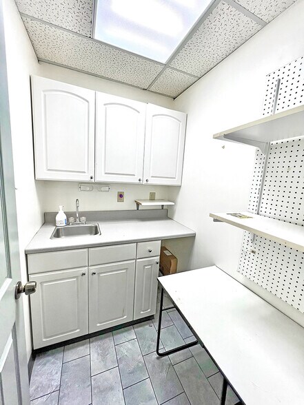 More Photos Of 2900 Frank Scott Pky, Belleville Medical For Sale