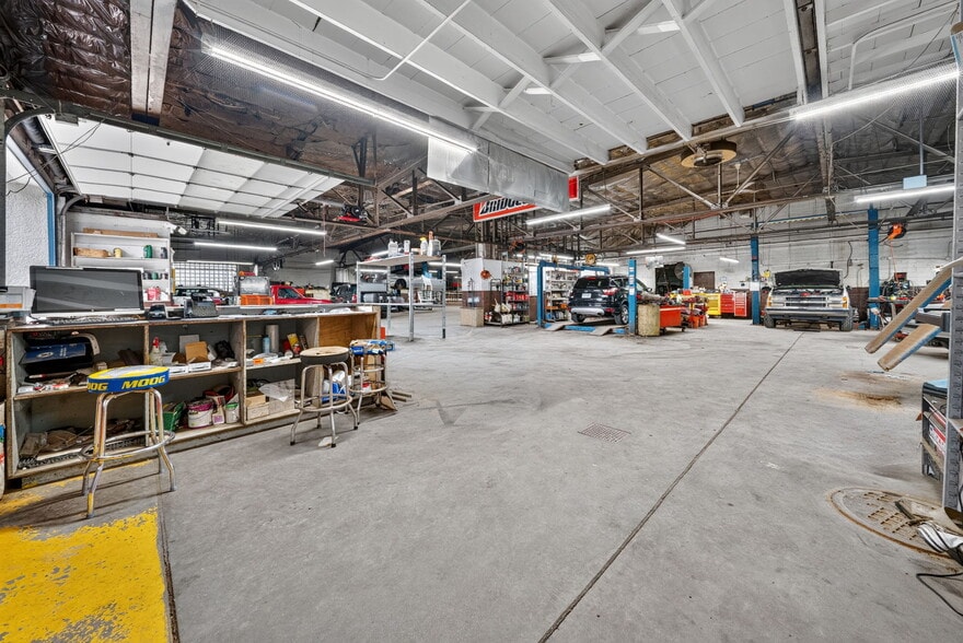 More Photos Of 5009 Xerxes Ave S, Minneapolis Auto Repair For Sale
