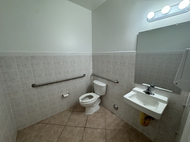 More Photos Of 4381 N Dixie Hwy, Deerfield Beach Freestanding For Lease