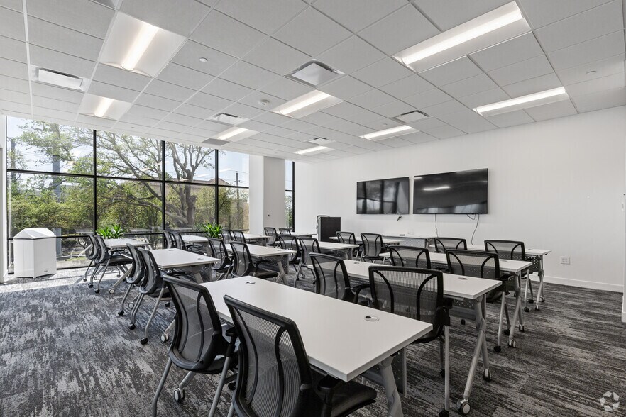 More Photos Of 1349 Empire Central Dr, Dallas Office For Lease