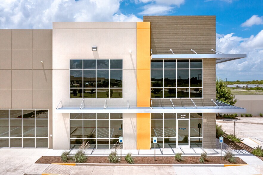 More Photos Of 10939 Fischer Rd, Von Ormy Warehouse For Lease