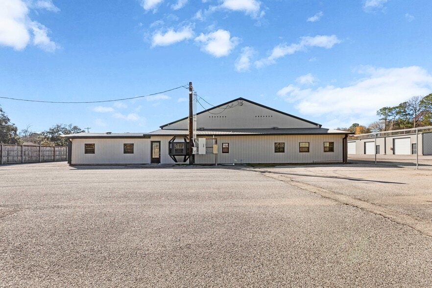 More Photos Of 1618 Callaway Dr, Alvin Warehouse For Lease
