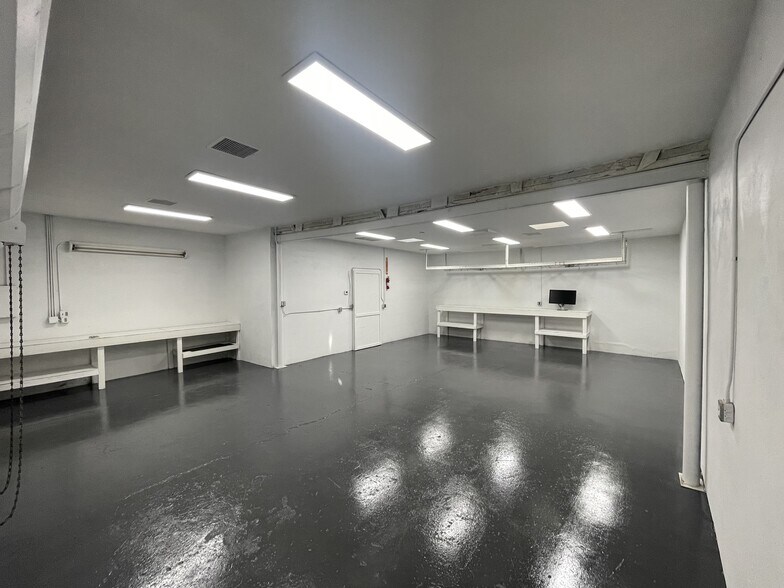 More Photos Of 218 W 3rd Ave, Mesa Warehouse For Lease