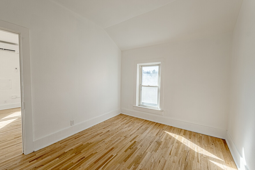 More Photos Of 127 W Main St, Belleville Restaurant For Sale