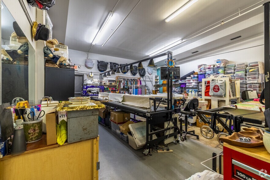 More Photos Of 613 N Broadway St, Joshua Department Store For Lease