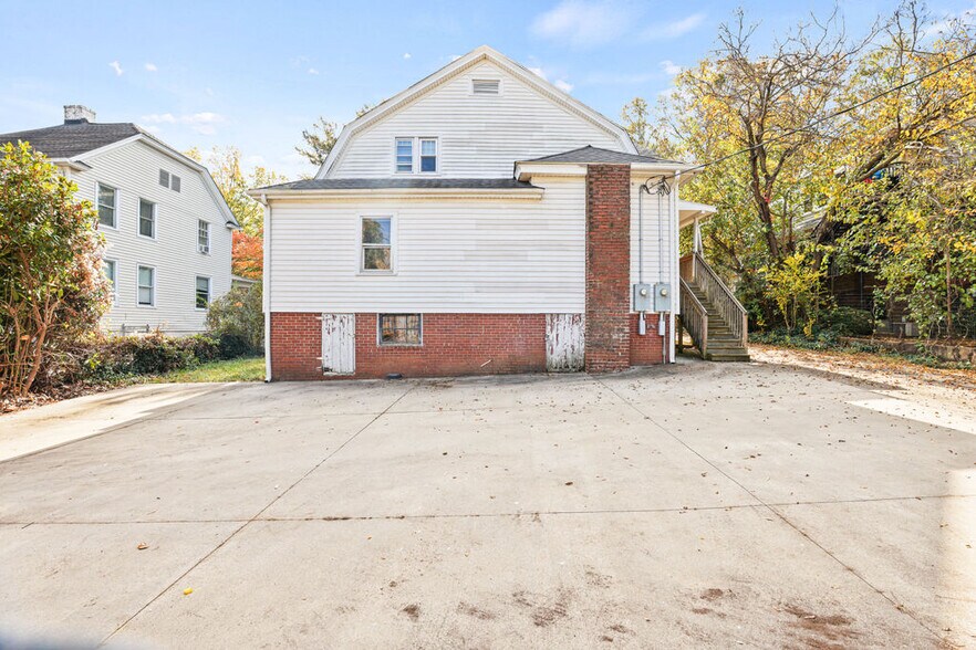 More Photos Of 113 Whitsett St, Greenville Office For Sale