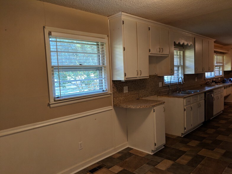 More Photos Of 104 Round Knob Rd, Lexington Office For Sale