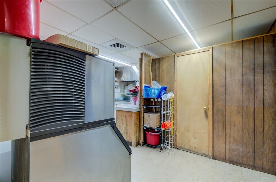 More Photos Of 1705 SW Frank Phillips Blvd, Bartlesville Service Station For Sale