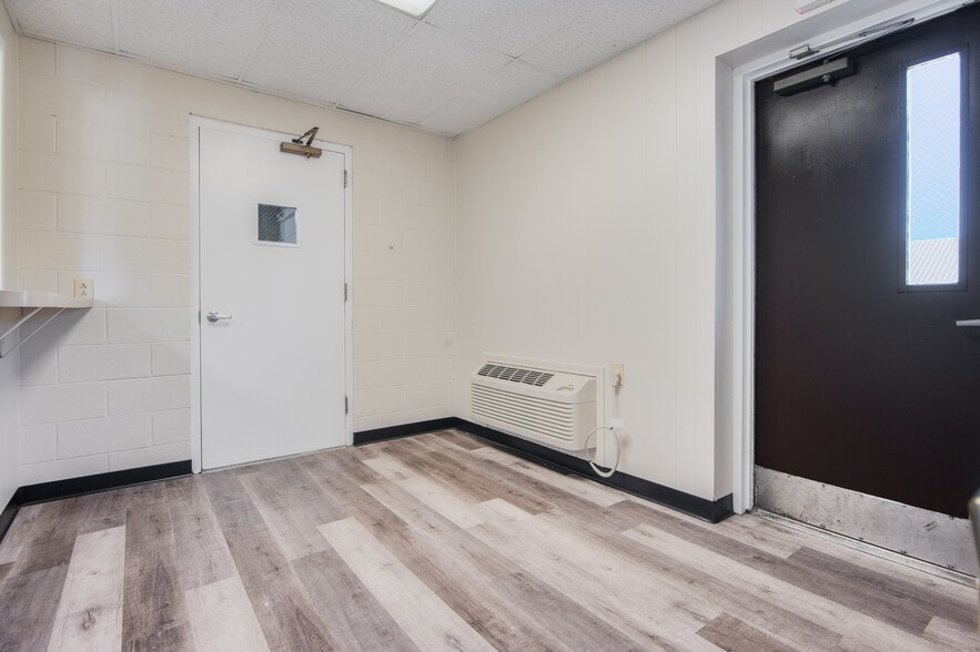 More Photos Of 161 Center St, Jacksonville Truck Terminal For Lease