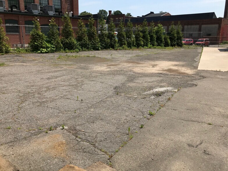 More Photos Of 8 Merritt Pl, Norwalk Warehouse For Lease