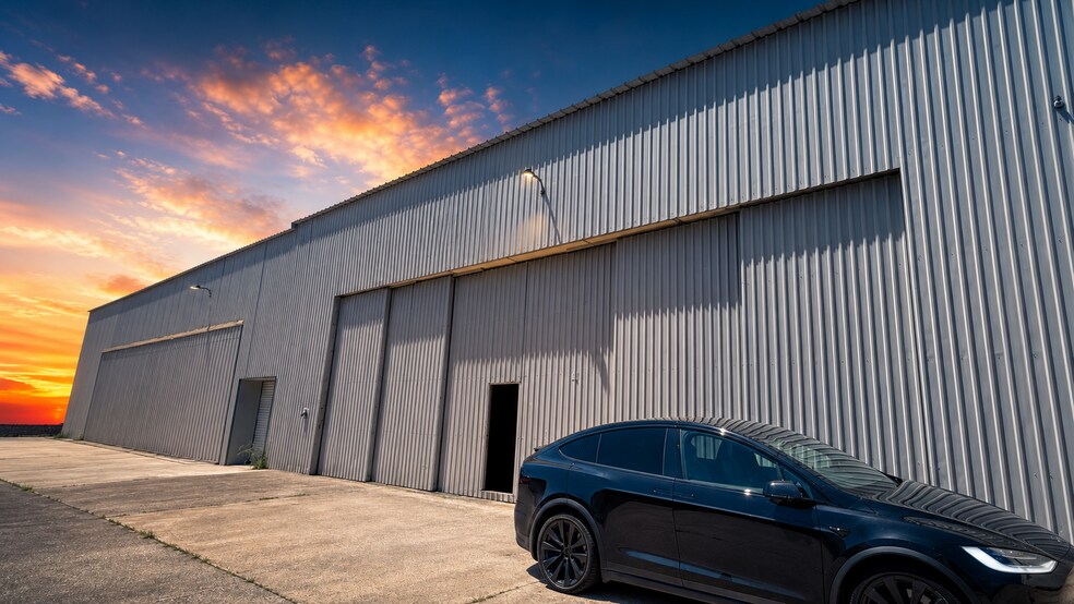 More Photos Of 302 Douglas Dr, Roanoke Airplane Hangar For Sale