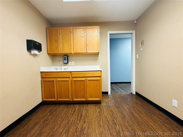 More Photos Of 1002 E Cherry St, Cushing Medical For Sale