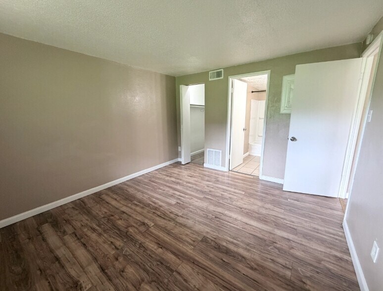 More Photos Of 9639-9640 Diamond Dr, Saint Louis Apartments For Sale