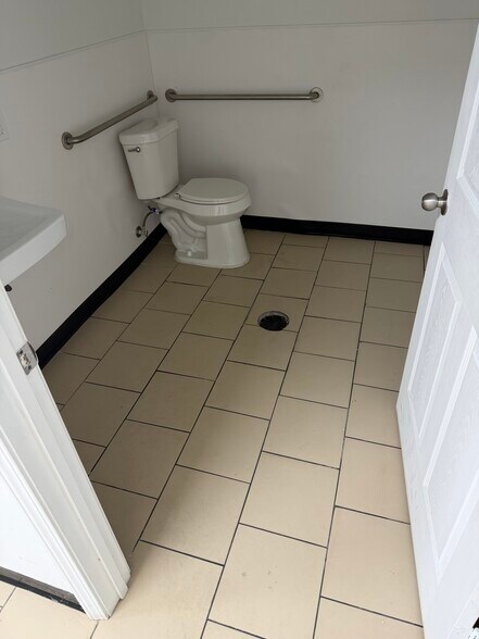 More Photos Of 3330 Hillcroft Ave, Houston Unknown For Lease